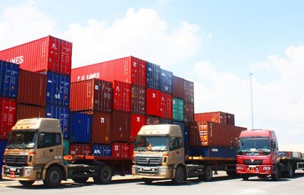 What goods are transported in containers?